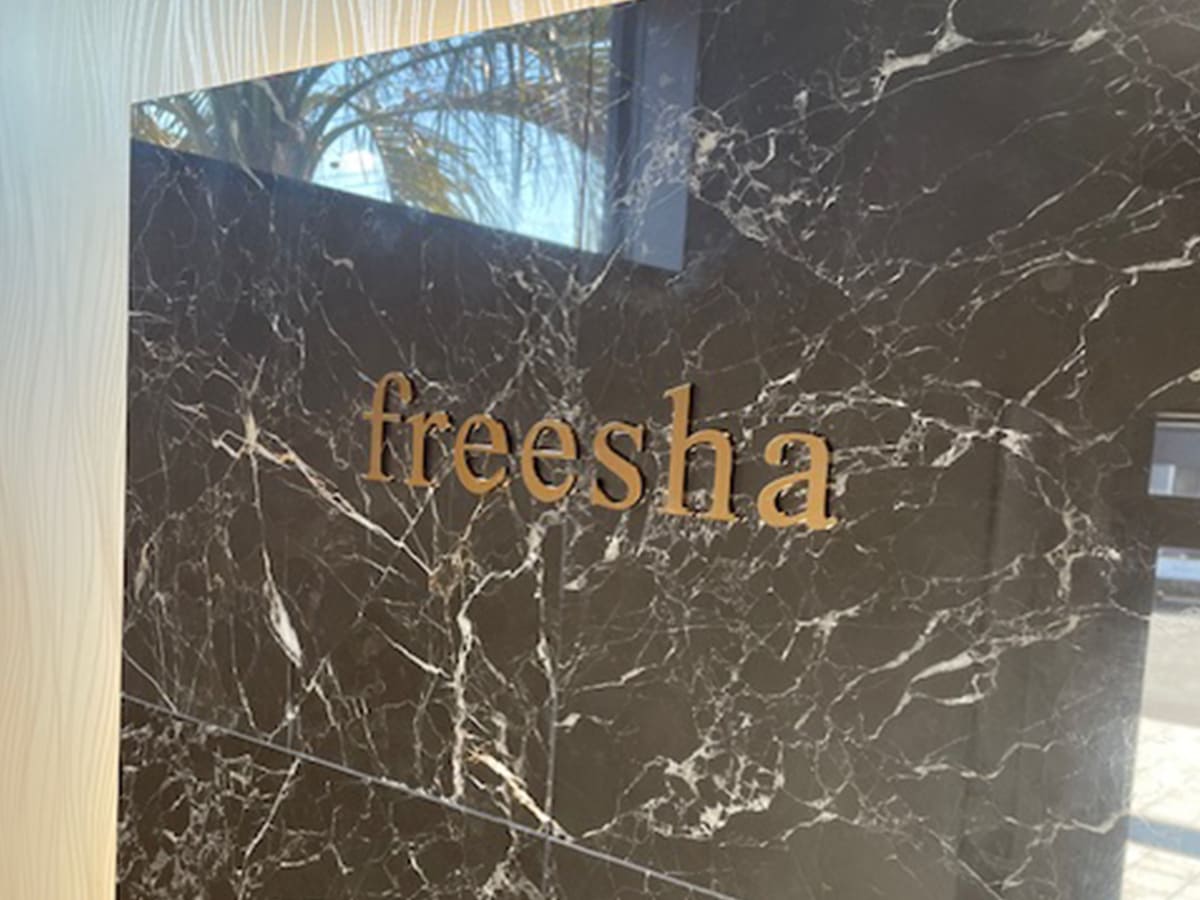 share salon freesha_壁面サイン